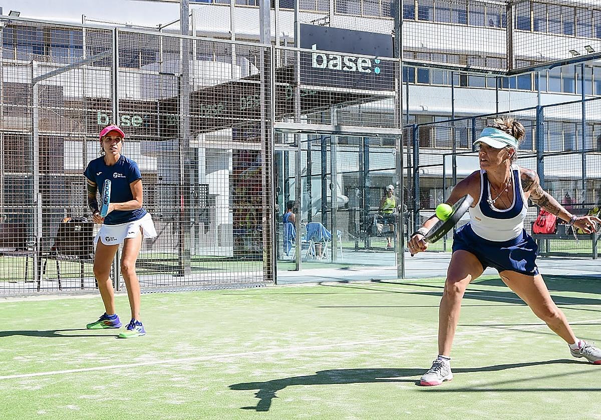 Las campeonas Yurena Vega y Natalia González.