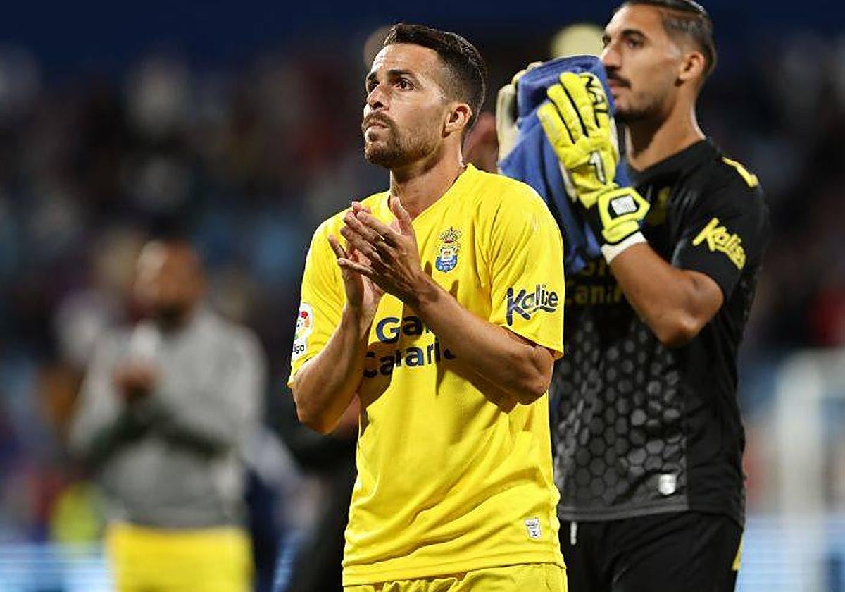 Kirian saluda a la afición a la conclusión del partido en Zaragoza.