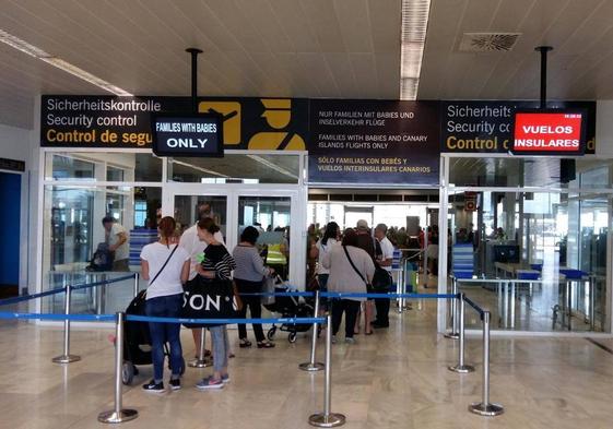 Trifulcas a bordo: cinco vuelos aterrizaron de emergencia en Canarias en abril
