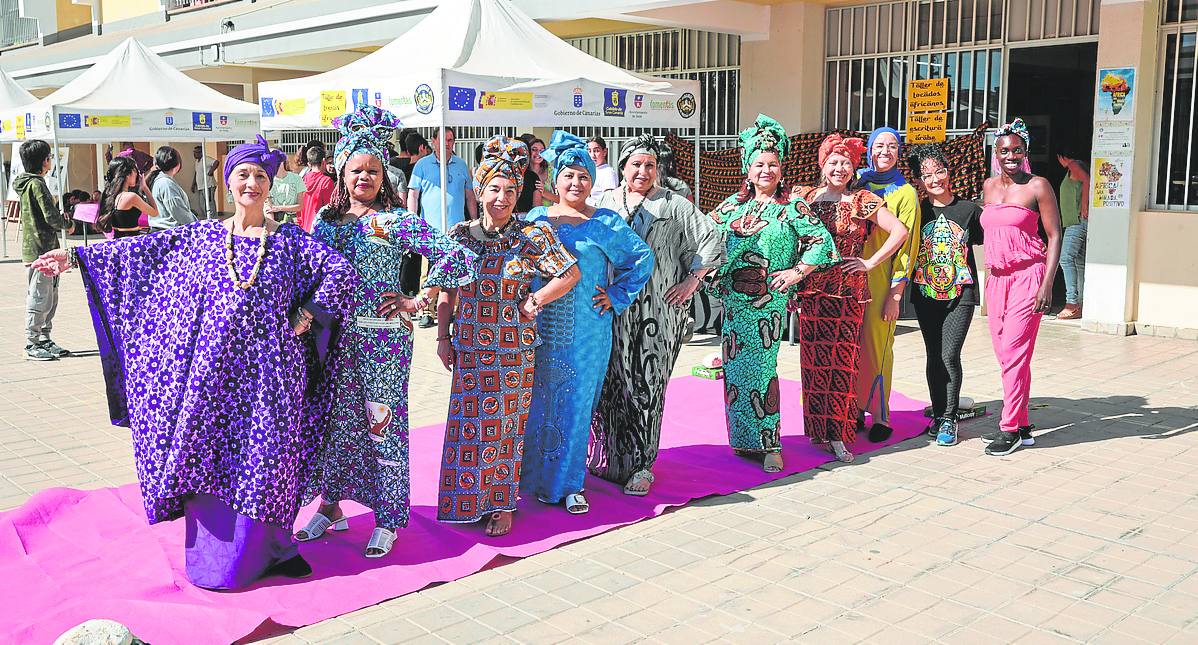 Imagen del pase de moda con vestidos de Senegal.