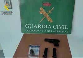 La Guardia Civil encontró y requisó tanto el arma como la droga.