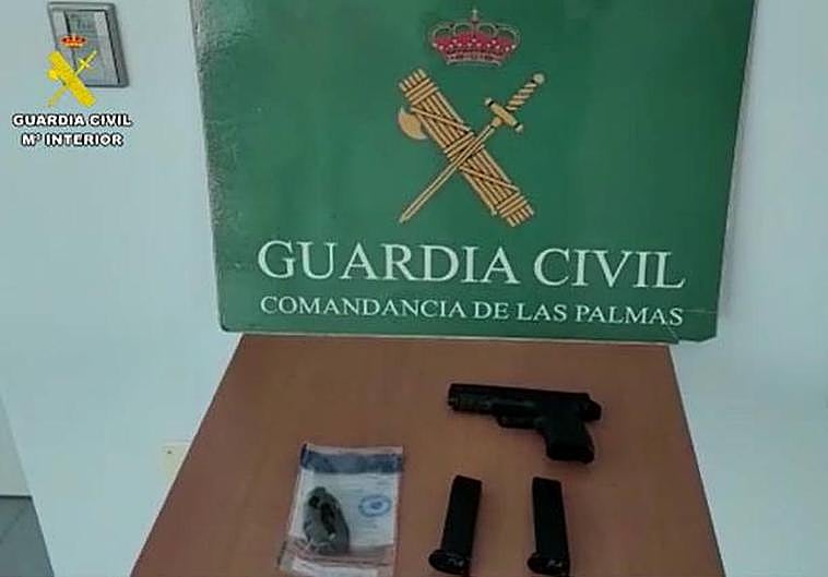 La Guardia Civil encontró y requisó tanto el arma como la droga.