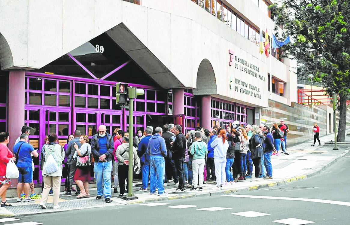 Imagen de las colas de la Seguridad Social en la oficina del INSS de Pérez del Toro.