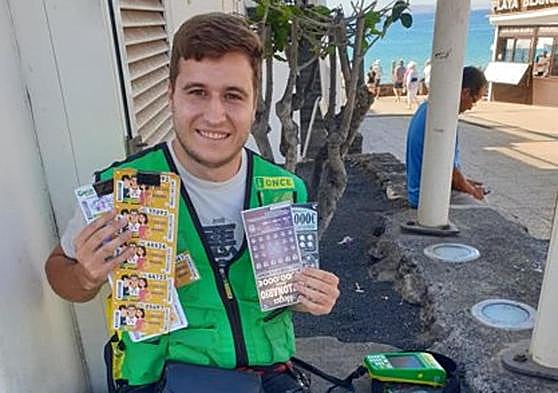 Antonio Gil Marín, vendedor de la ONCE en la zona de Playa Blanca, en Yaiza.