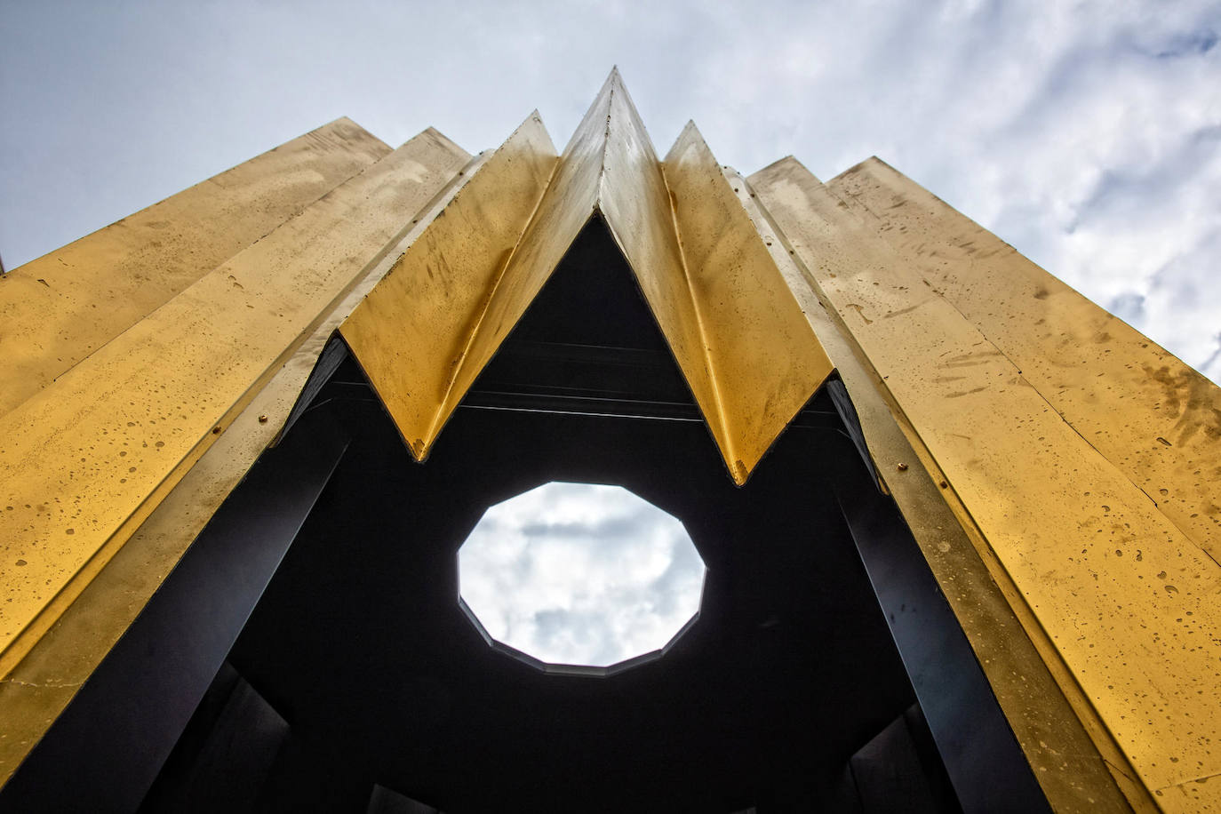 Un «Pabellón de seda» de casi cuatro metros de altura construido en Logroño experimenta, «por primera vez a esta escala», con este material textil rigidizado para utilizarse como pared, ya que «la seda es uno de los textiles naturales más rígidos», 