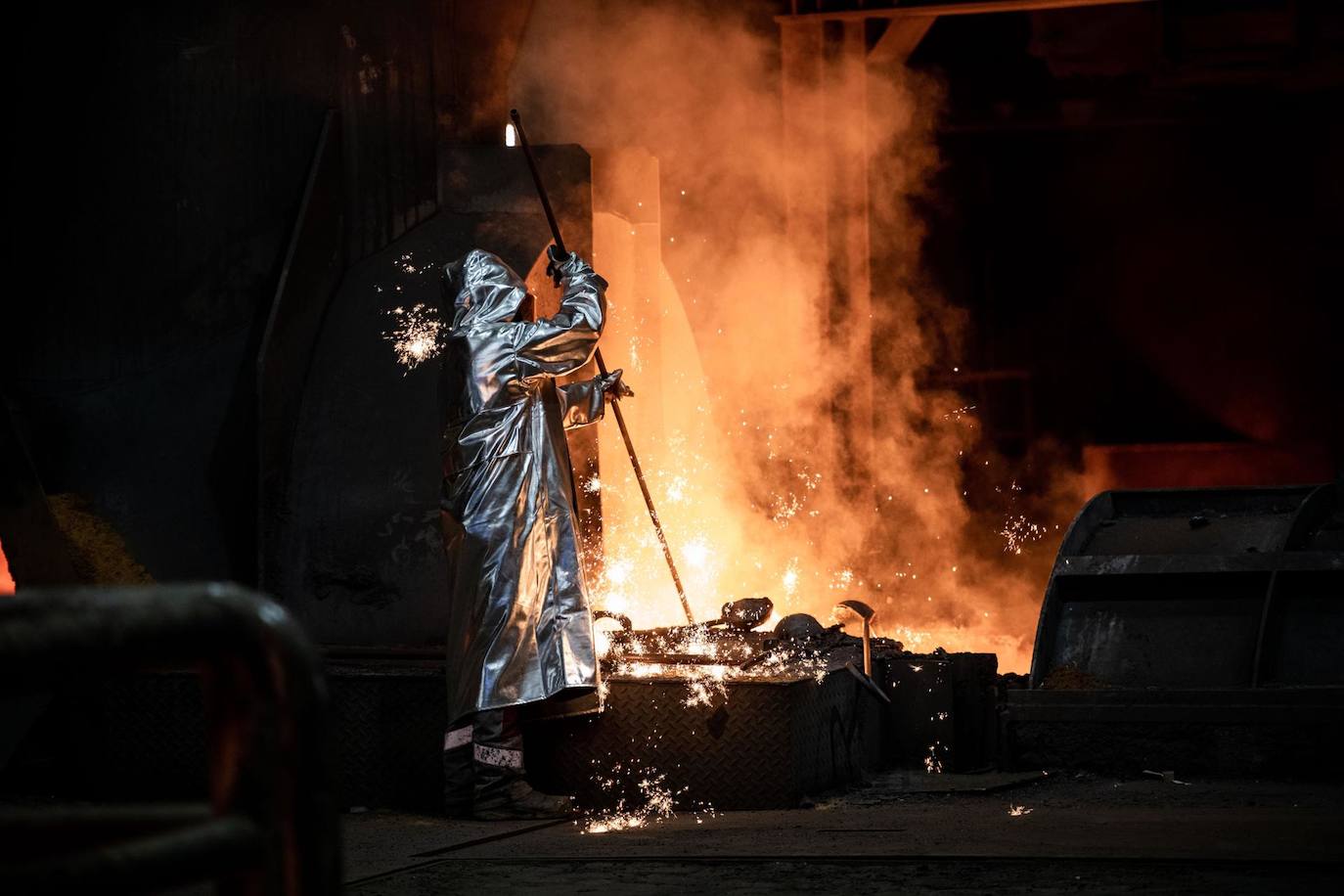 Un trabajador siderúrgico toma una muestra en un alto horno de la empresa Thyssenkrupp Steel Europe AG, uno de los futuros fabricantes de acero 'verde' en Duisburg, Alemania,