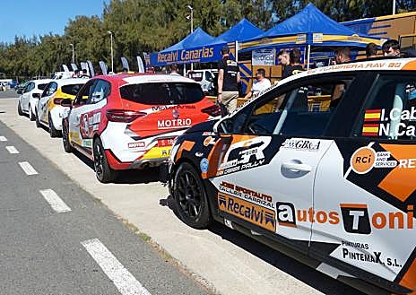 Imagen secundaria 1 - Numerosos aficionados cumplieron su sueño en la Drive Experience GRUPO ARI