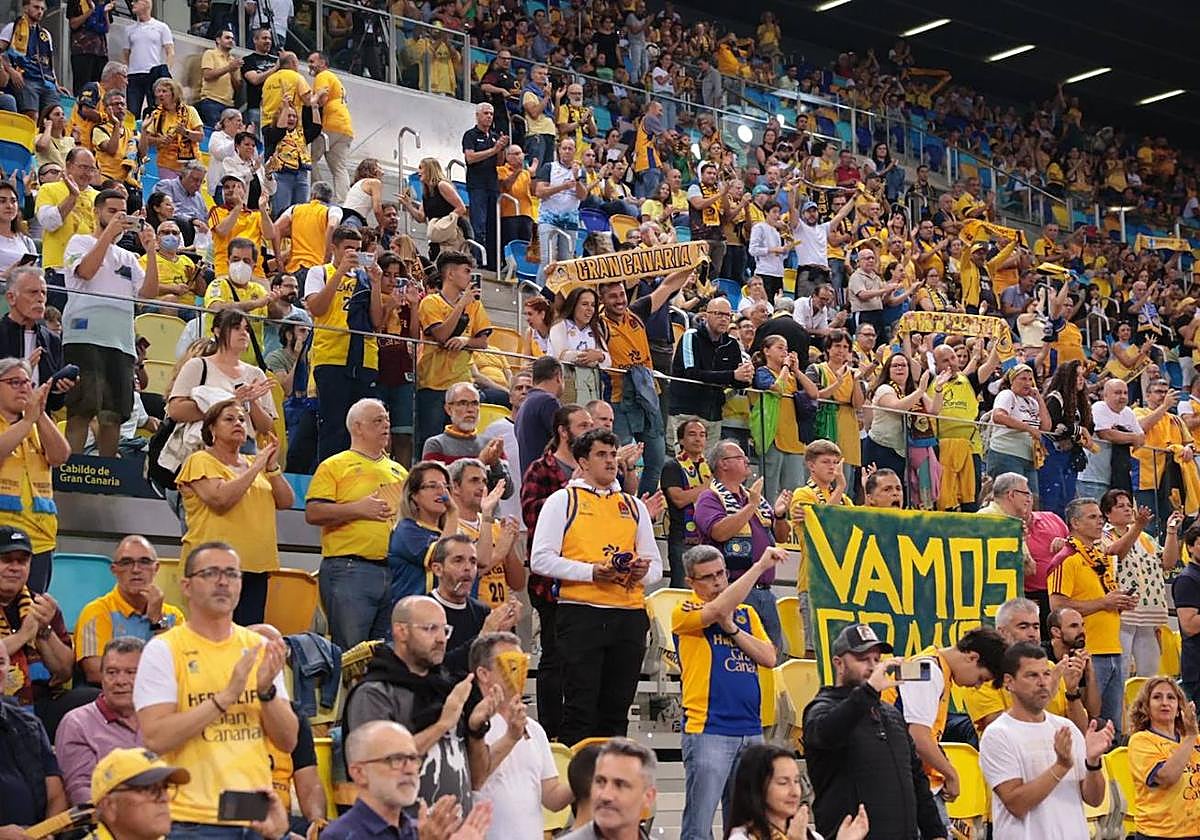 Ambientazo en las gradas del Gran Canaria Arena.
