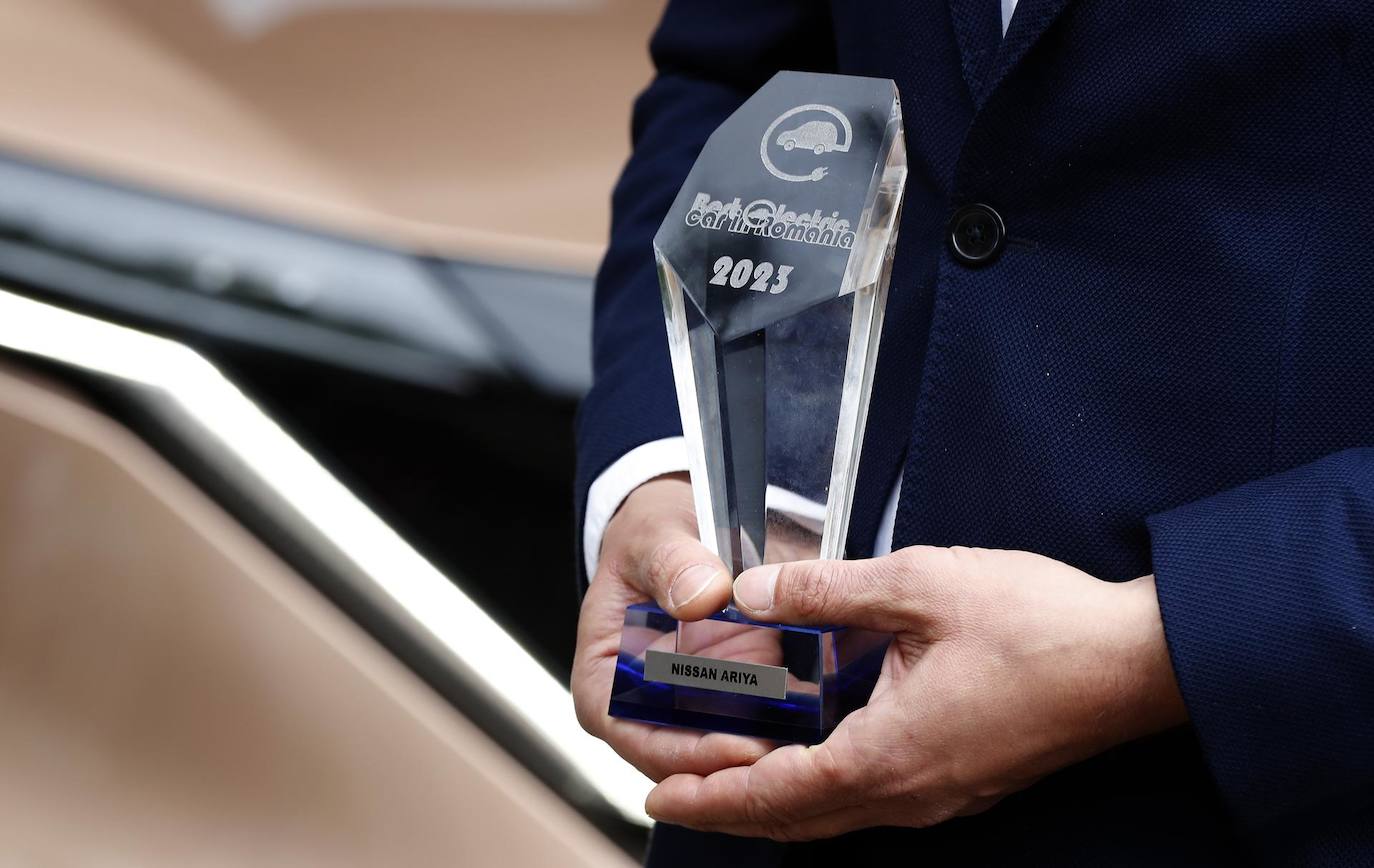 Radu Florescu, Director General de Nissan Rumanía, posa con el trofeo de Mejor Coche Eléctrico de Rumanía 2023 junto al Nissan Ariya poco después de una ceremonia de entrega de premios en la sede del Ministerio de Medio Ambiente en Bucarest. Rumanía. El Nissan Ariya ganó el trofeo al Mejor Coche Eléctrico 2023 en Rumanía seguido por el BMW i7, segundo clasificado, y el VW ID Buzz.