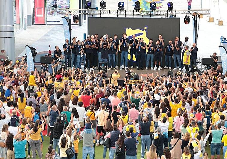 La celebración del Granca ante su afición.