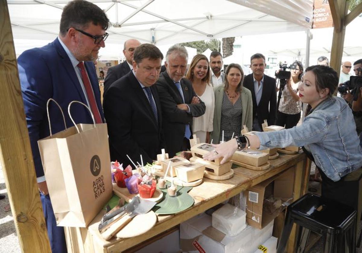 Autoridades visitando uno de los puestos de San Bartolomé.