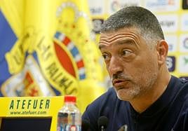 El entrenador amarillo, García Pimienta durante la rueda de prensa.