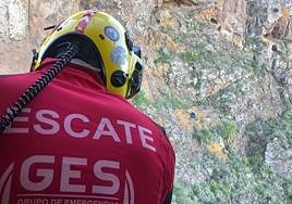 Tuvo que ser rescatado al caerle una roca en la cabeza.