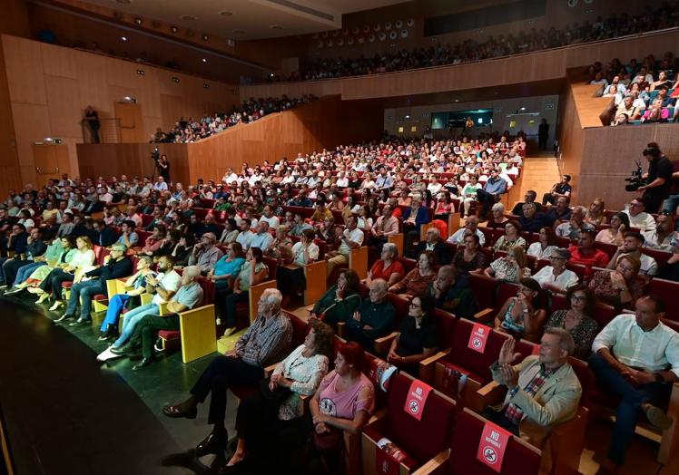 El teatro-auditorio se llenó para la presentación de la candidatura.