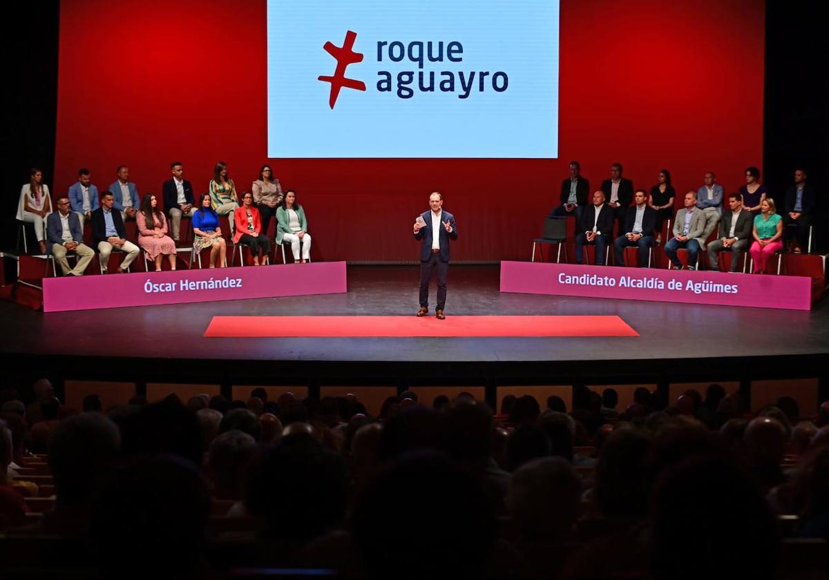 Óscar Hernández y, detrás, sus compañeros y compañeras de candidatura.