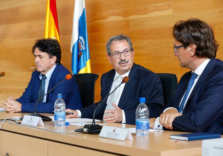 El presidente del TSJC, Juan Luis Lorenzo Bragado, el presidente del Consejo General del Poder Judicial, Rafael Mozo y el juez decano, Juan Avello.
