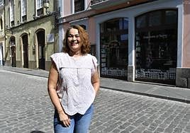 Mari Pino Martín, delante de la Librería Imprenta El Norte.