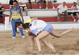 Las puntales de ambos equipos en una intensa pugna por seguir en pie.