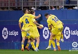 Los jugadores amarillos celebran el gol de Sandro