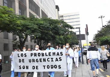 Urgencias del Insular vuelve a rebosar con cien pacientes a la espera de hospitalización