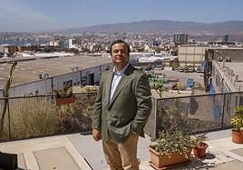 Alberto Rodríguez, en las instalaciones de CANARIAS7 con la ciudad de Las Palmas de Gran Canaria de fondo.
