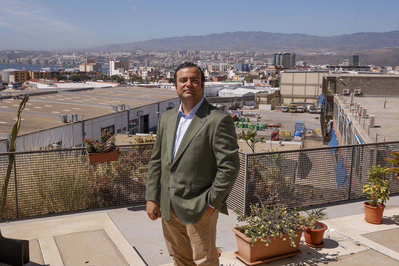 Alberto Rodríguez, en las instalaciones de CANARIAS7 con la ciudad de Las Palmas de Gran Canaria de fondo.