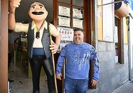 Ruymán Verona, propietario del bazar de loterías Caminito de Teror.