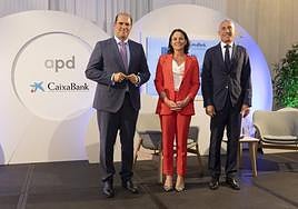 Manuel Afonso, director territorial de CaixaBank en Canarias; Carmen García Pascual, presidenta de APD Canarias; y Florencio de la Rosa, director de Estrategia Corporativa y Diversificación del Grupo DISA.