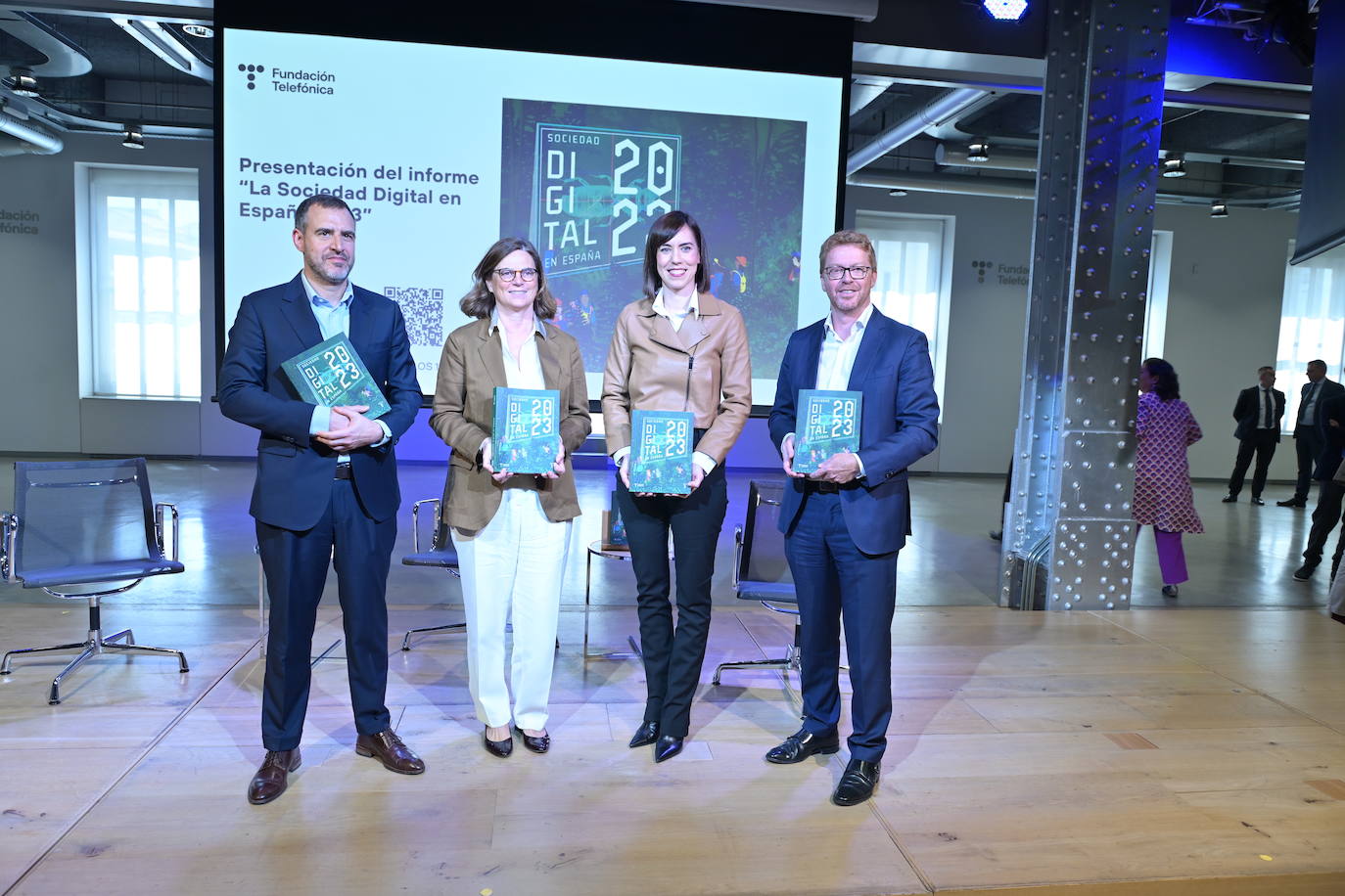De izquierda a derecha: Pablo Gonzalo, responsable de Conocimiento y Cultura de Fundación Telefónica; Carmen Morenés, directora general; Diana Morant, ministra de Ciencia e Innovación; y Sergio Oslé, consejero delegado de Telefónica.