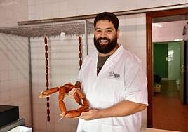 Jorge Rivero es muy conocido en el pueblo por ser el propietario de la carnicería Rivero