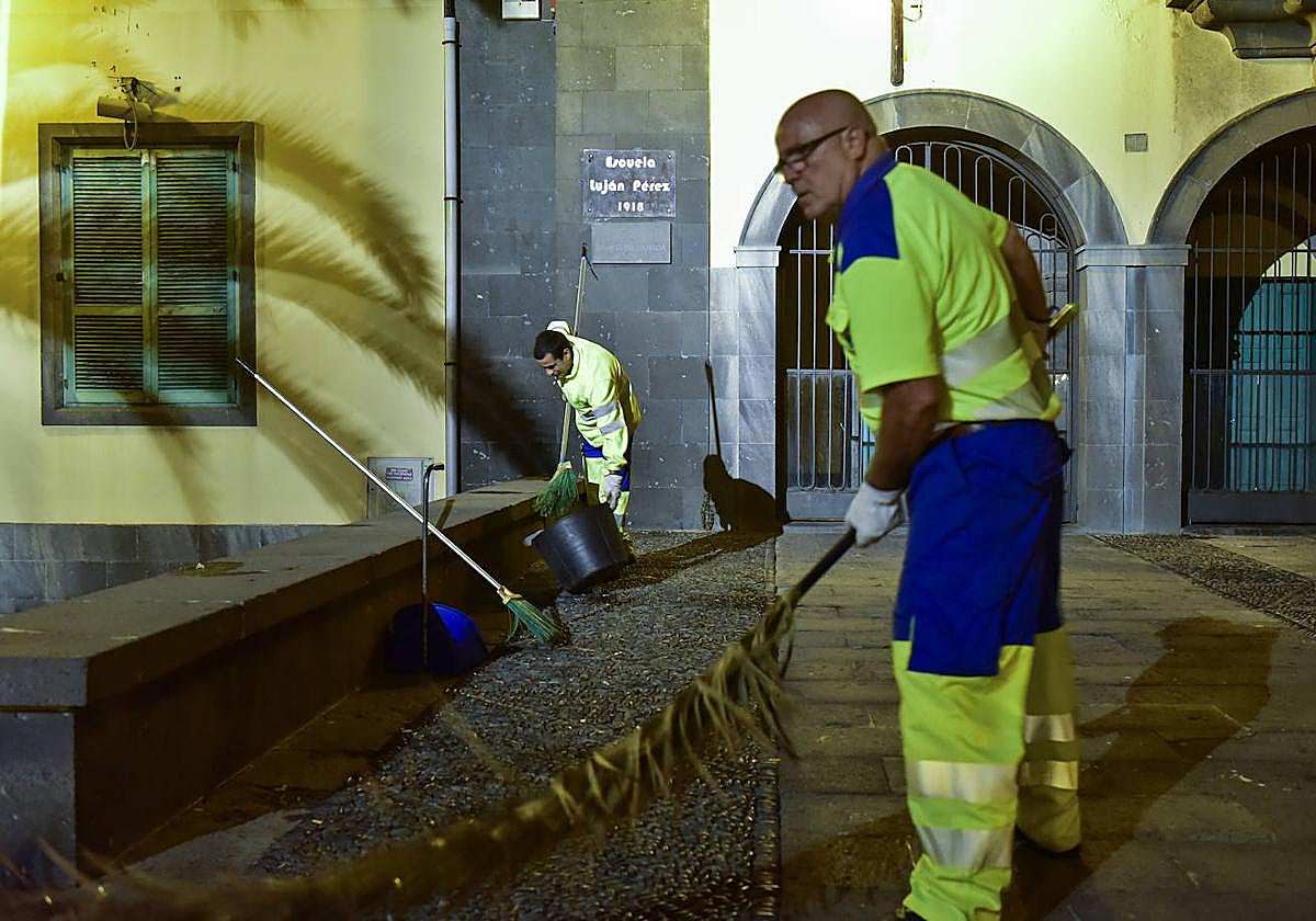 Imagen de archivo de unos operarios de Limpieza en Vegueta.