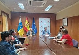 Imagen de la reunión de la plataforma 'Y ahora ¿qué hacemos?' con el Diputado del Común.