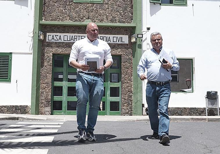 El presidente Sergio Lloret y el consejero Juan Nicolás Cabrera, tras poner la denuncia en la Guardia Civil.