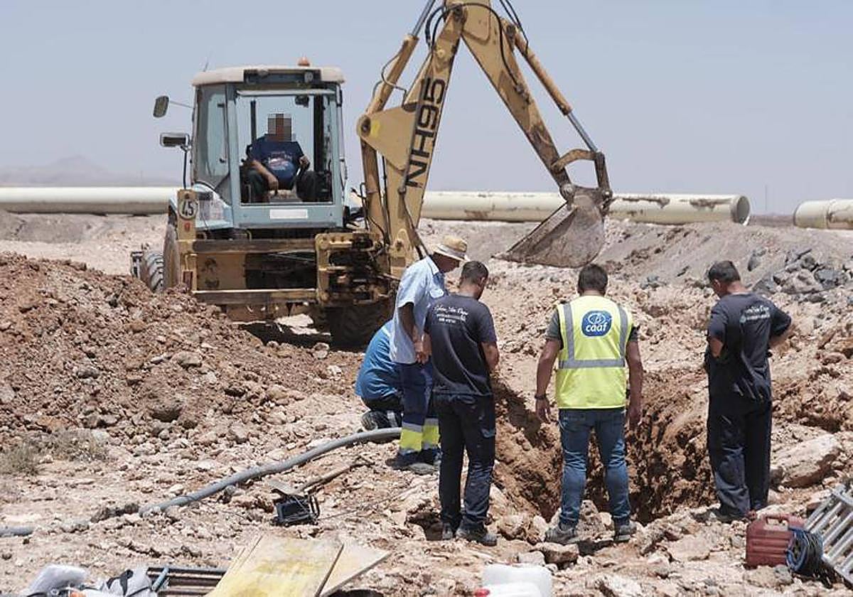 Arreglo de la avería de este martes por la mañana, entre la obra de la autovía y los depósitos de La Herradura.