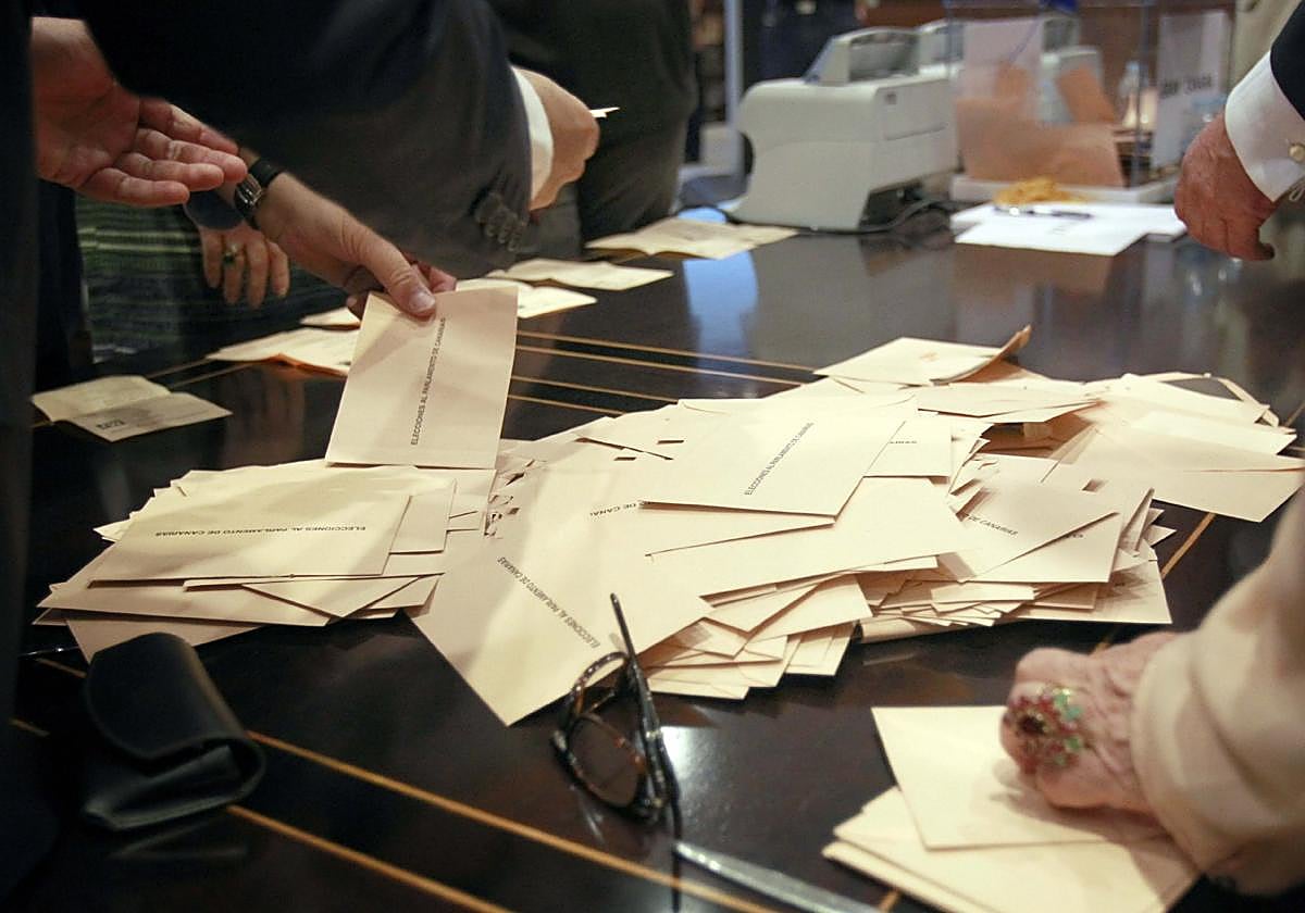 Imagen de archivo del recuento de papeletas de una jornada electoral en la comunidad autónoma.