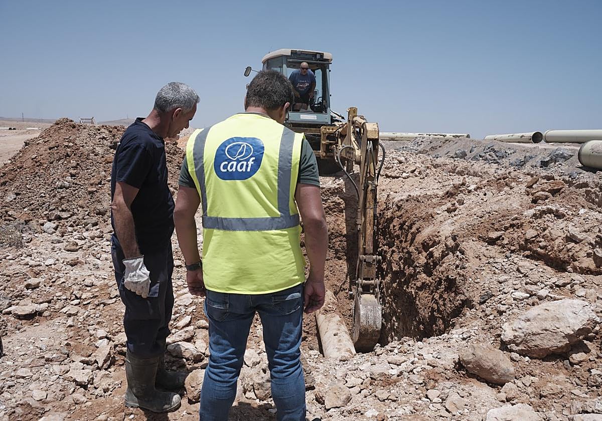 Dos operarios, en la rotura de este martes de la tubería principal de impulsión.