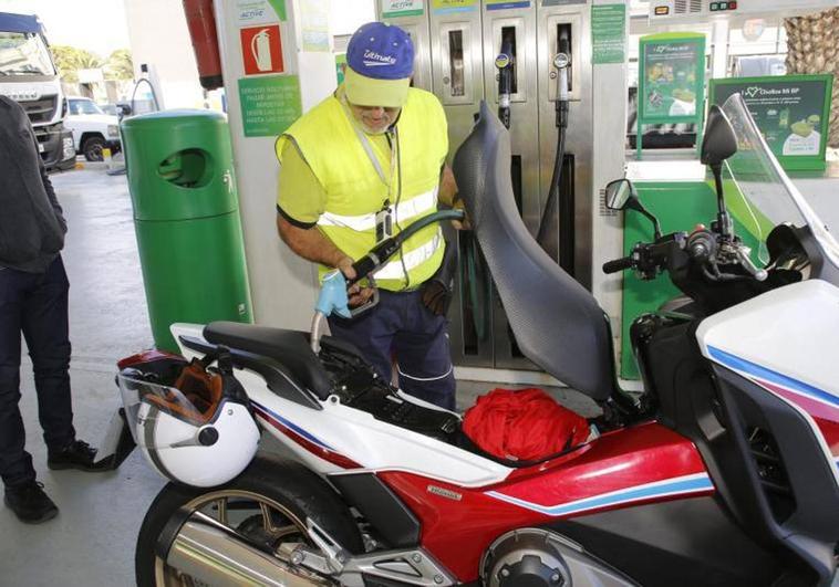 La gasolina sigue a la baja en Canarias y marca un nuevo mínimo este año