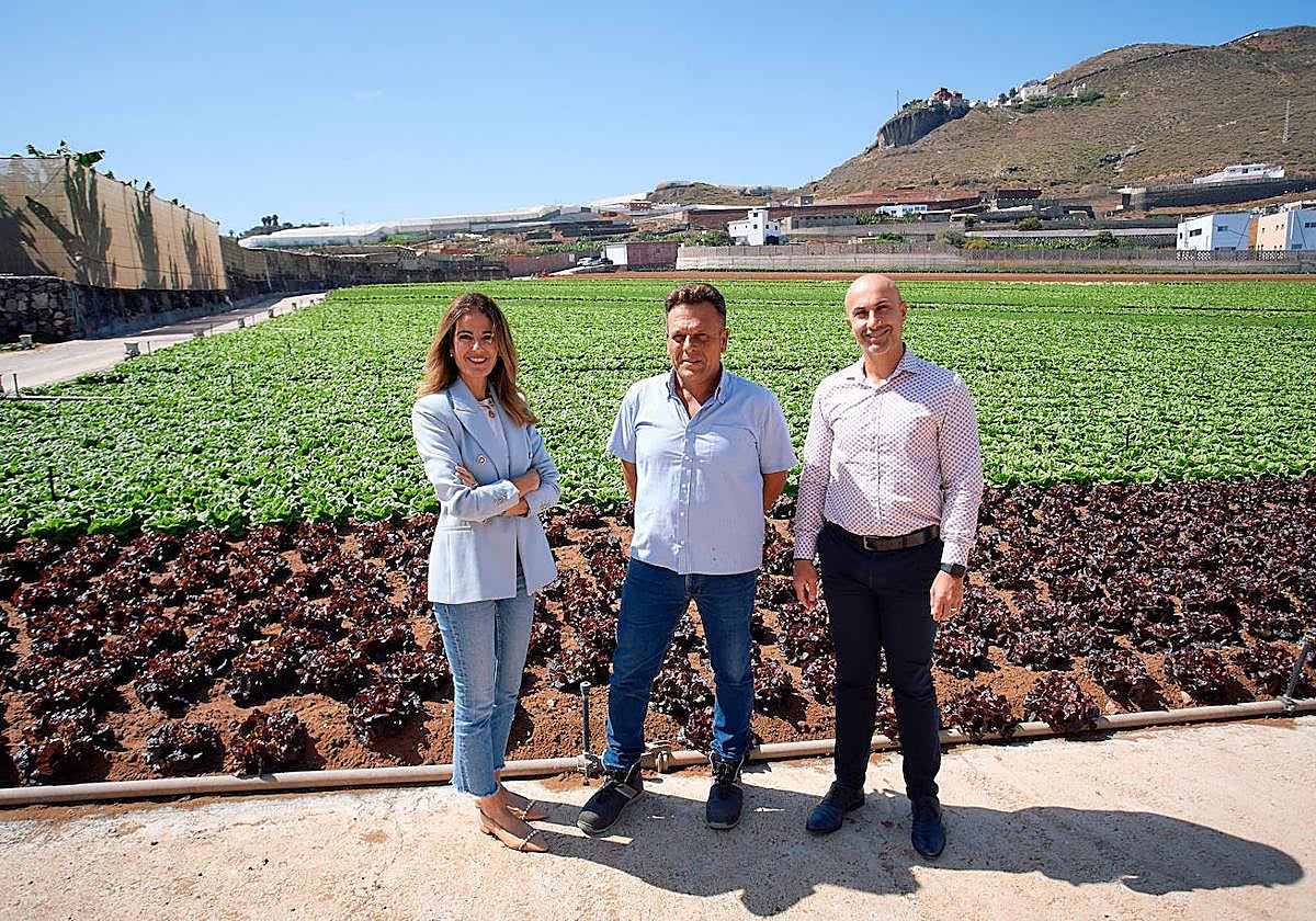 Olivia Llorca y Carlos García junto a José Antonio Rodríguez.