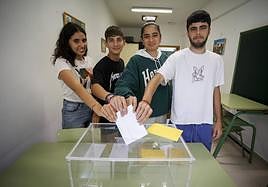 De izquierda a derecha. Raquel Martín, Josué Camacho, Marta Jacinto y Alejandro Álvarez, alumnos del IESLos Tarahales que ya han cumplido la mayoría de edad y podrán votar el 28M.