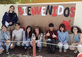 Las alumnas y los alumnos que participaron en la campaña de donación de sangre en el IES San Diego de Alcalá con el cartel que hicieron para dar la bienvenida a los donantes.