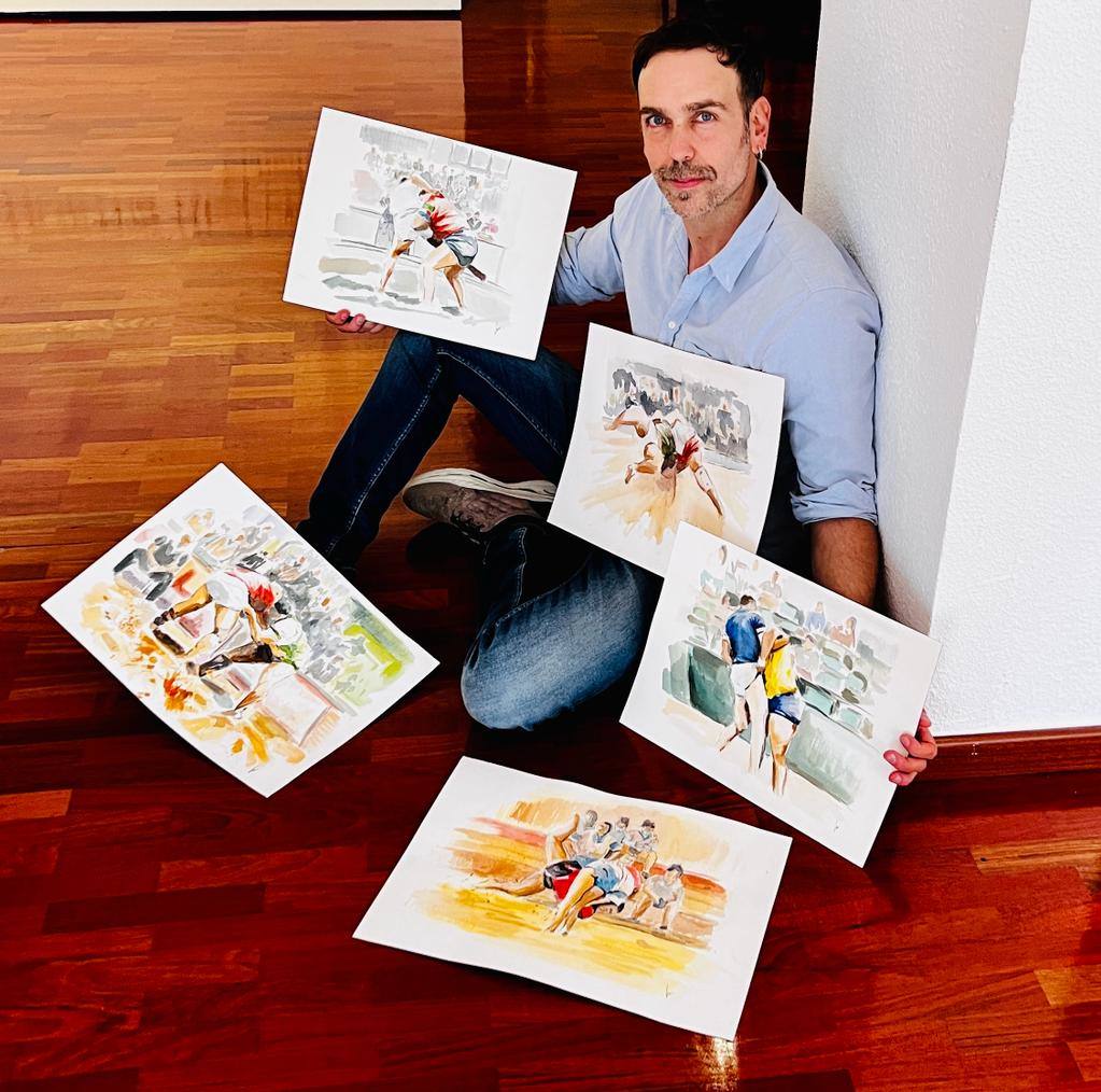 Ciro Miró muestra alguna de las acuarelas que forman su exposición 'Arena'.