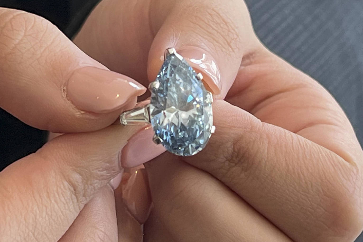 Sotheby's subastará en Ginebra el anillo «Laguna Blu», (en la imagen) engastado con un diamante azul de 11,1 quilates y por el que la casa británica estima que puedan ofrecerse en torno a 25 millones de dólares (22,8 millones de euros), lo que la convertiría en la joya más cara de las fabricadas por la firma italiana Bulgari.