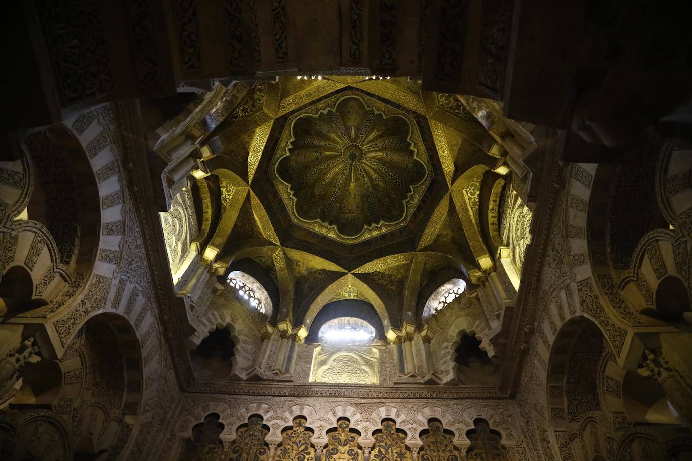 Interior de las cúpulas de la macsura de la Mezquita - Catedral de Córdoba que afrontará en los próximos meses la restauración que se prolongará durante tres años y que contará con una inversión superior a los 3,7 millones de euros.