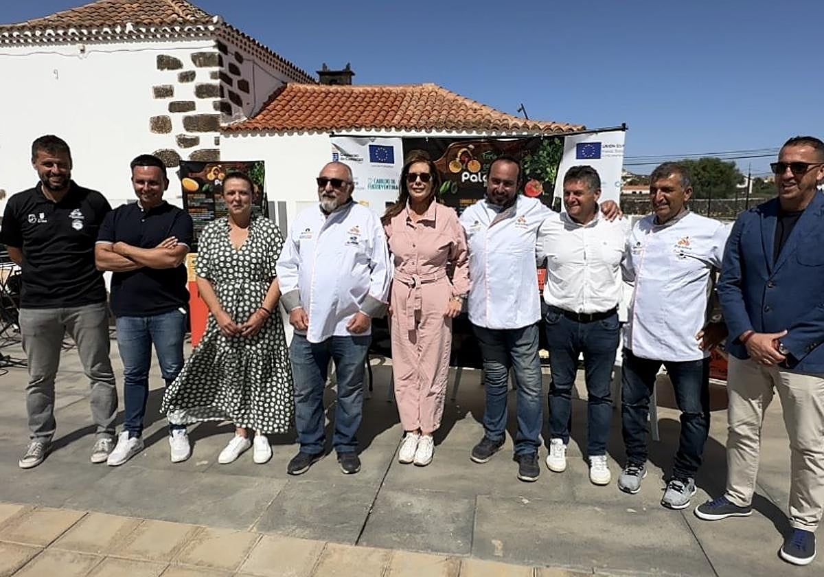 Políticos y cocineros participantes, en la presentación de la feria gastronómica en Villaverde.
