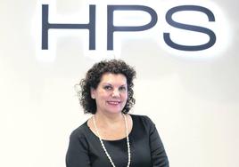 María del Prado Márquez González, Directora de Enfermería de HPS, posando en las instalaciones del hospital.