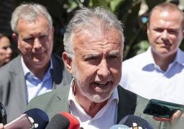 Ángel Víctor Torres atendiendo a los medios de comunicación.