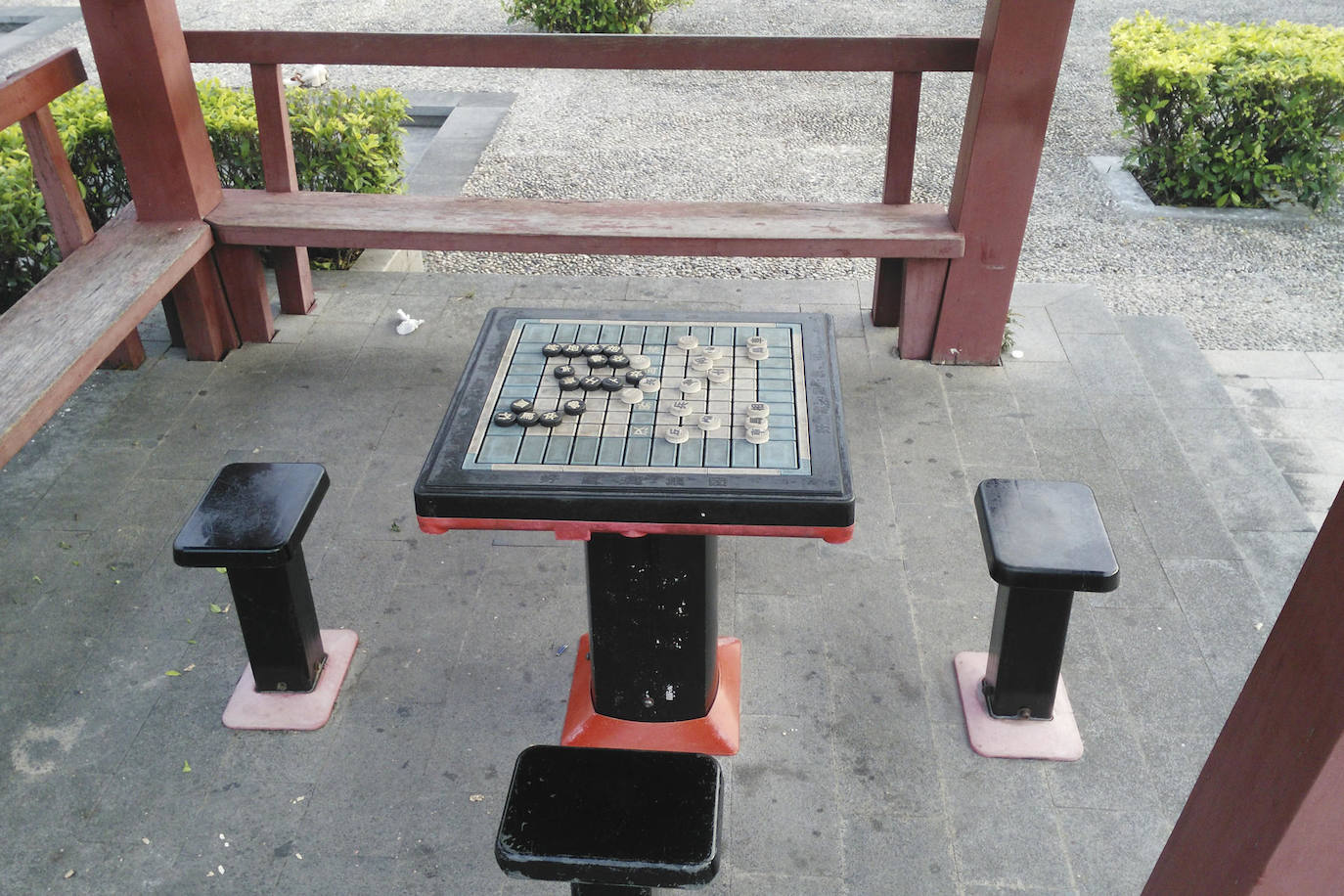 Tablero de ajedrez en un parque en Pekín, China. La victoria en Astaná (Kazajistán) del jugador Ding Liren, de 30 años, sobre el ruso Ian Nepomniachtchi, para destronar al noruego Magnus Carlsen, además de para dar a conocer al vigésimo primer campeón del mundo, y primer chino, marca la culminación de otra partida: la del ajedrez contra el «xiangqi», también conocido como ajedrez chino.