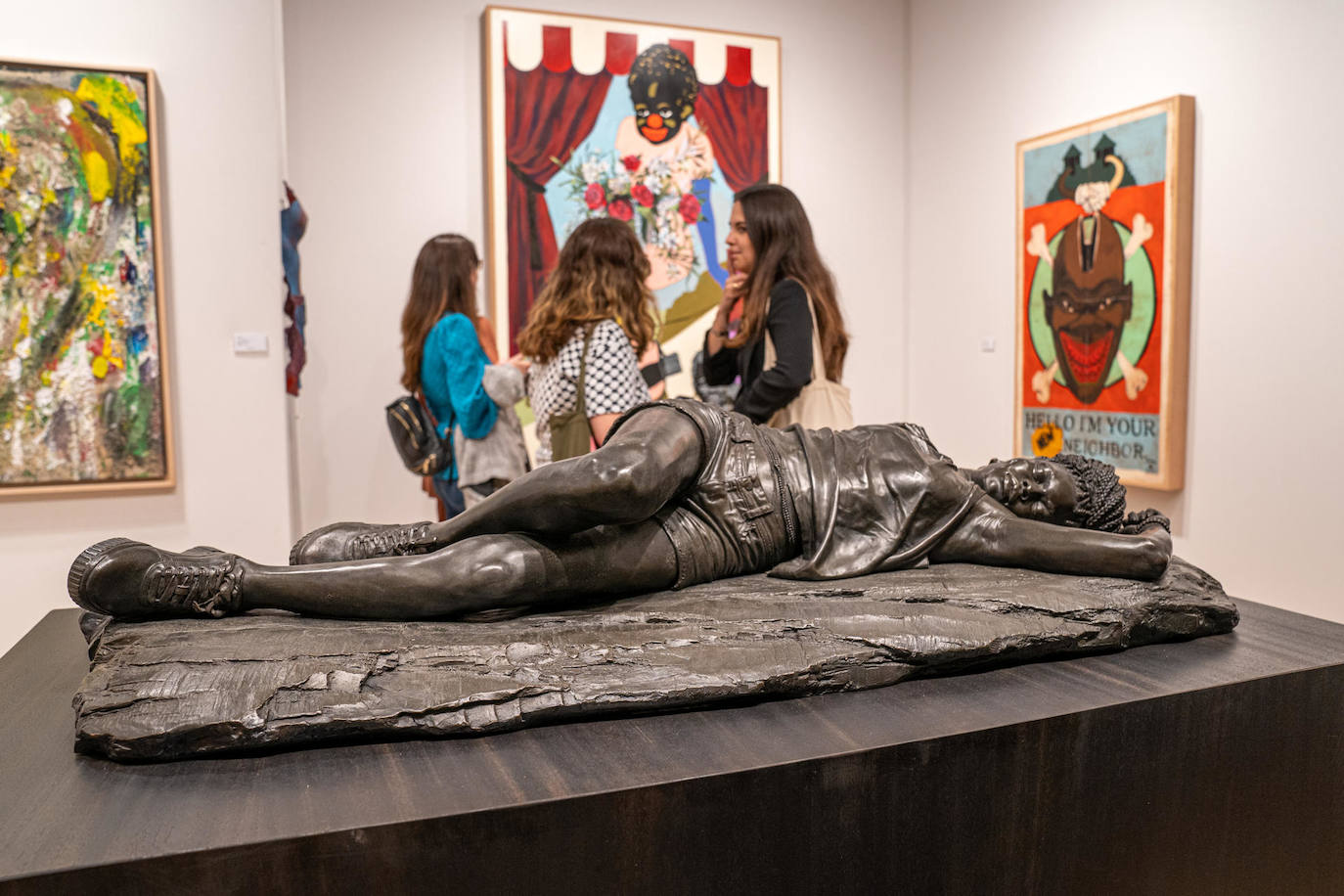 Personas observan diferentes obras de arte, durante un pase con invitación para la séptima edición del TEFAF (The European Fine Art Foundation) en el monumental edificio del Park Avenue Armory, en Manhattan, Nueva York (EEUU). El mercado del arte puso en marcha su temporada de ventas este jueves en Nueva York, con unas visibles ganas de gastar, y la exclusiva feria TEFAF demostró que todo eso pesa más la preocupación por la coyuntura.