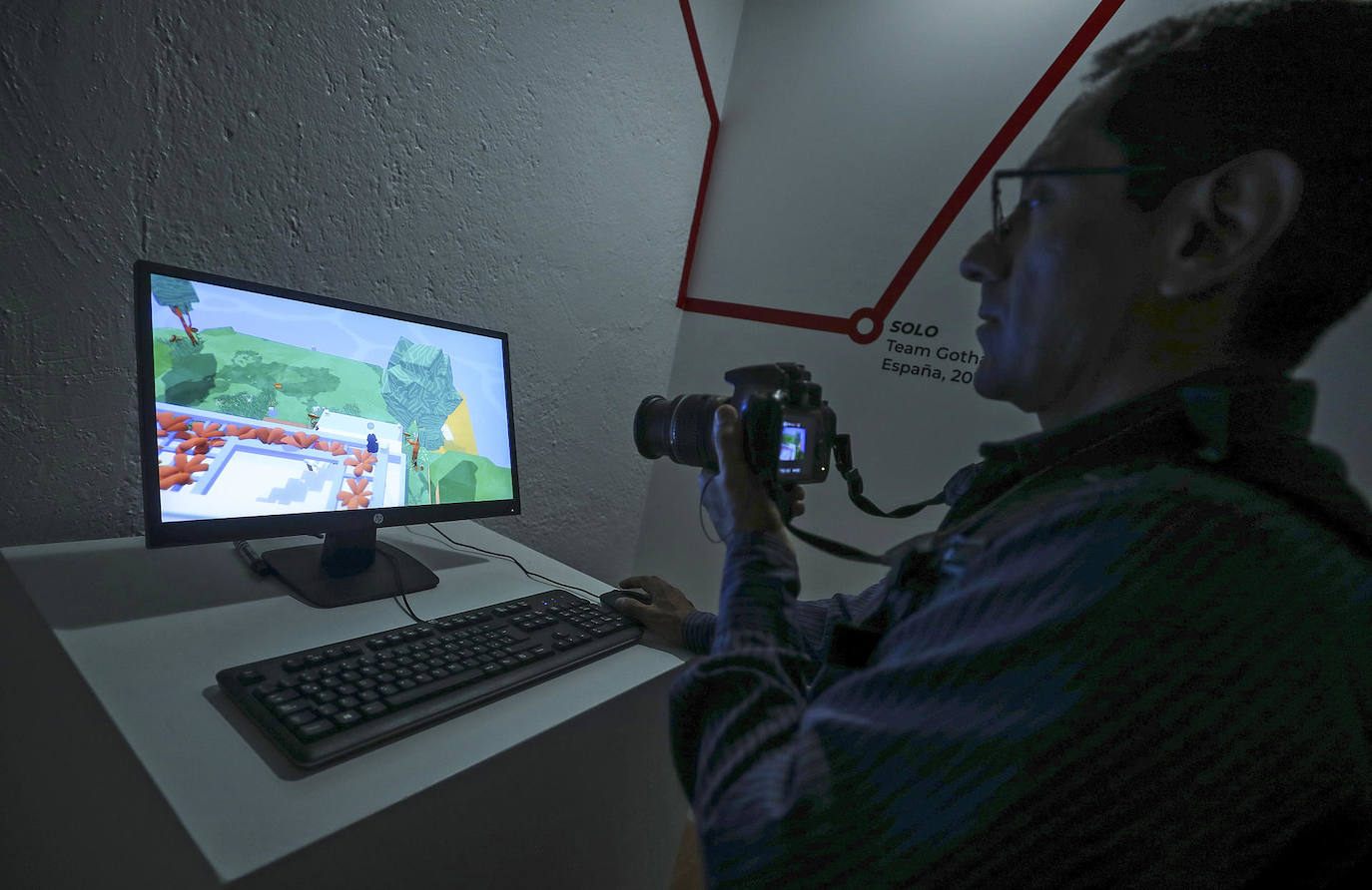 Fotografía general de la exposición de videojuegos «Oasis» inaugurada en el Centro Multimedia del Centro Nacional de las Artes, en Ciudad de México (México). El Centro Multimedia del Centro Nacional de las Artes (Cenart) de México estrenó la exposición de videojuegos «Oasis», en la que se muestran 13 juegos que cuentan historias sobre activismo medioambiental o historias personales, como el aborto o el suicidio.