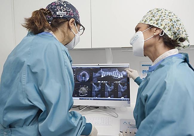 El equipo de Clínica Dental Adalia analizando una radiografía.